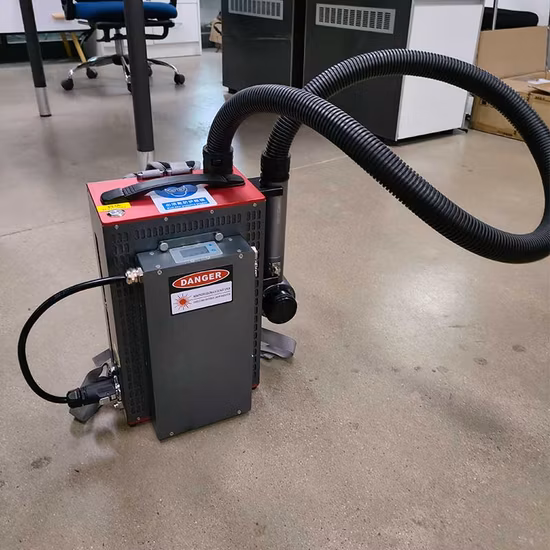 50W 100W 200W Mopa Rostfarbenentfernungs-Rucksack-Impulslaser-Reinigungsmaschine